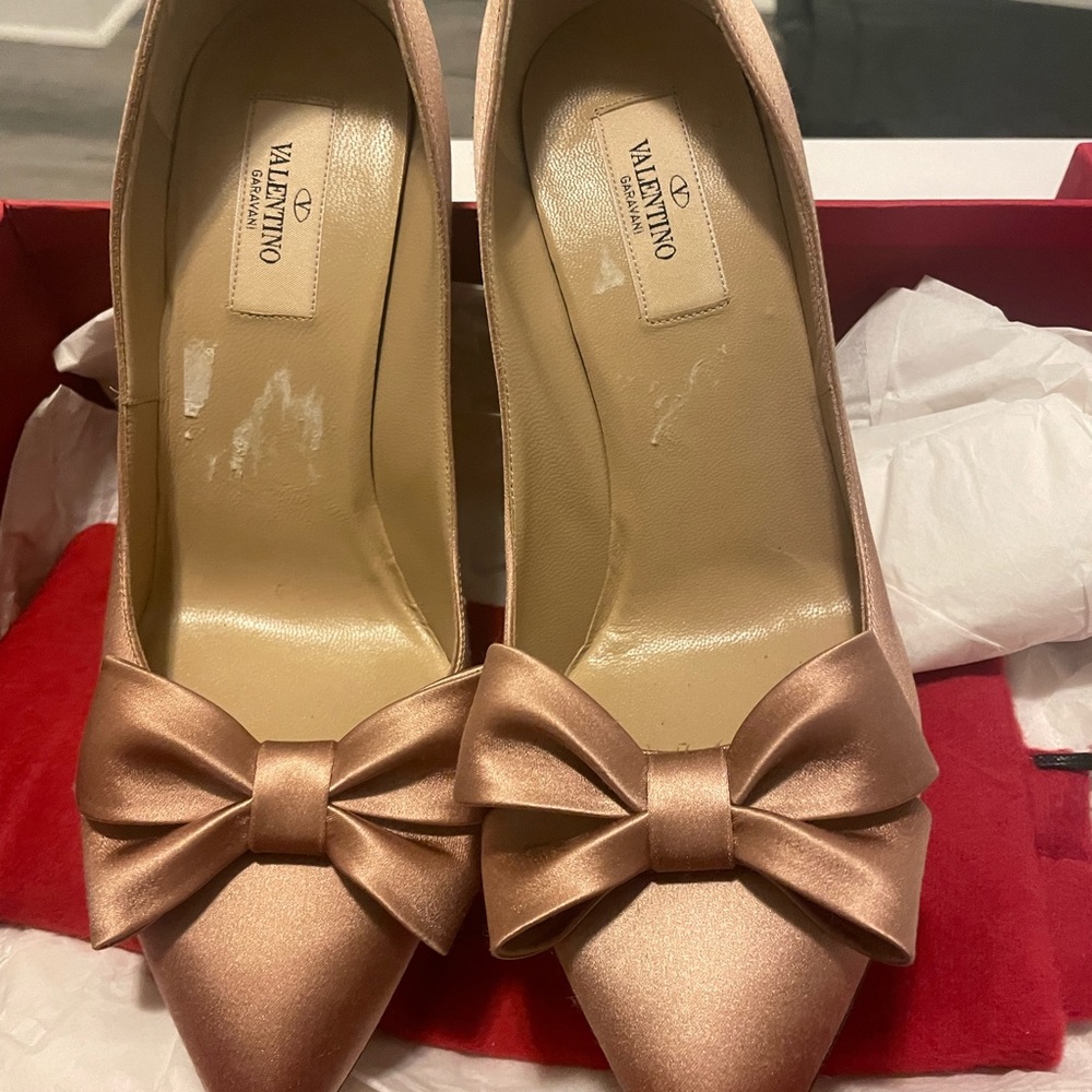 Beautiful pair of new and unused Valentino heels!